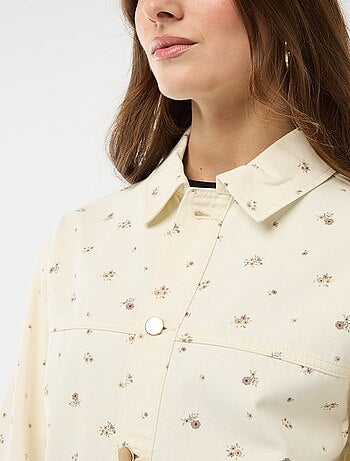 Chaqueta vaquera corta con 2 bolsillos de parche