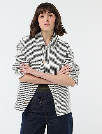 Chaqueta vaquera corta con 2 bolsillos de parche