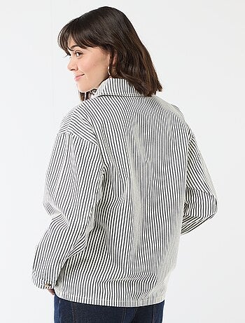 Chaqueta vaquera corta con 2 bolsillos de parche