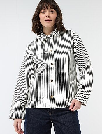 Chaqueta vaquera corta con 2 bolsillos de parche