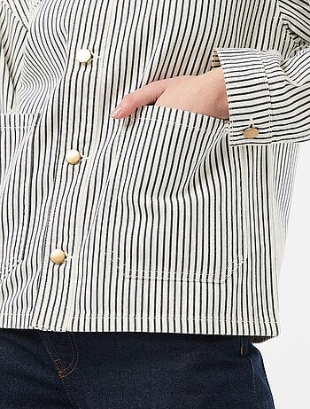 Chaqueta vaquera corta con 2 bolsillos de parche