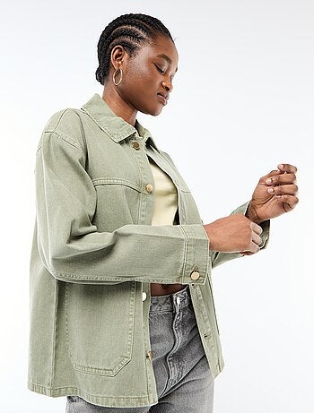 Chaqueta vaquera corta con 2 bolsillos de parche