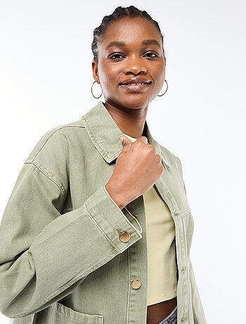 Chaqueta vaquera corta con 2 bolsillos de parche