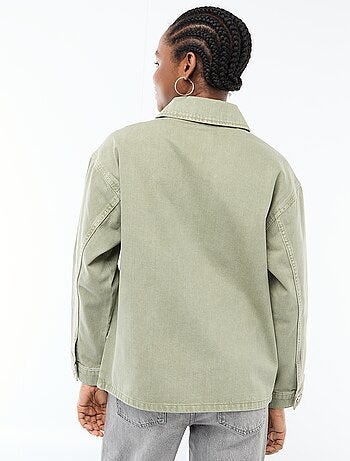 Chaqueta vaquera corta con 2 bolsillos de parche