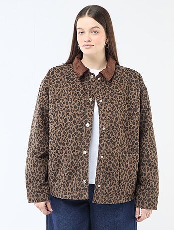 Chaqueta vaquera corta con estampado de leopardo