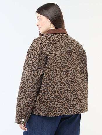 Chaqueta vaquera corta con estampado de leopardo