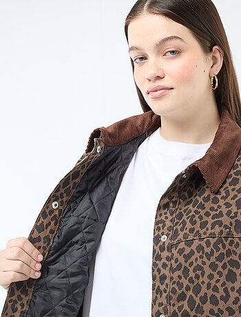 Chaqueta vaquera corta con estampado de leopardo
