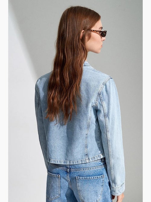 Chaqueta vaquera cropped con cuello mao dilvin - Kiabi Chaqueta vaquera cropped con cuello mao dilvin - Kiabi