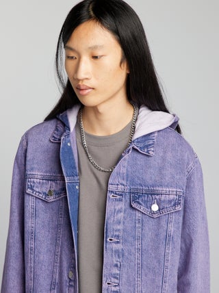 Chaqueta vaquera descolorida con capucha
