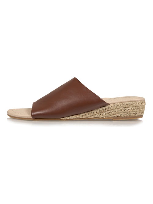 Chinelas con tacón de banda de 3 cm Isotoner - Kiabi Chinelas con tacón de banda de 3 cm Isotoner - Kiabi