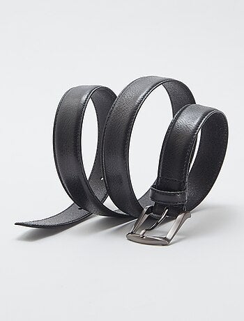 Cinturón básico de cuero con hebilla metálica