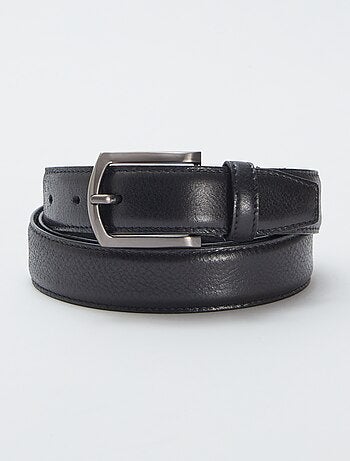 Cinturón básico de cuero con hebilla metálica