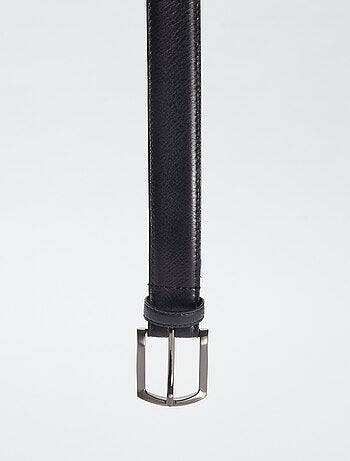 Cinturón básico de cuero con hebilla metálica