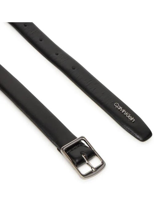 Cinturón Calvin Klein Jeans para Mujer con Hebilla Cuadrada Fina - Kiabi Cinturón Calvin Klein Jeans para Mujer con Hebilla Cuadrada Fina - Kiabi