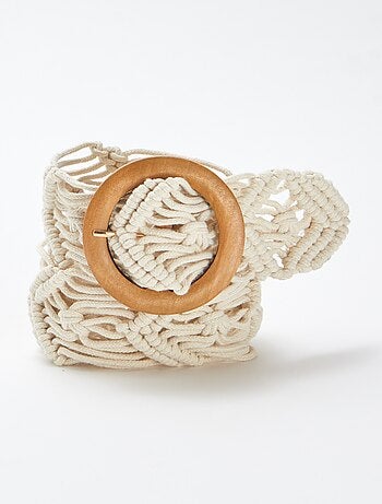 Cinturón de macramé con calados