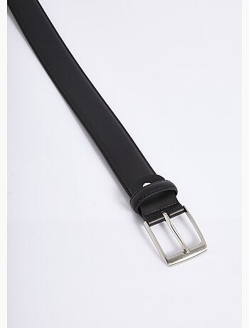 Cinturón de piel sintética, hebilla de metal.