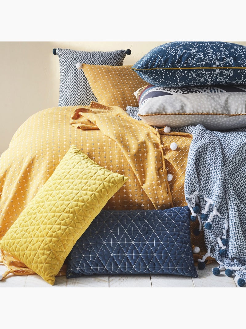 Cojín 40x40 cm con pompones y bordado – Mezcla algodón-poliéster – Colección CALLISTO – Future Home Amarillo mostaza - Kiabi