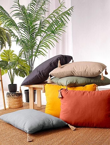 Cojín con borlas de yute