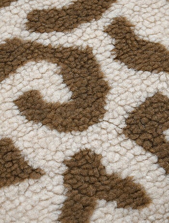 Cojín con estampado de leopardo