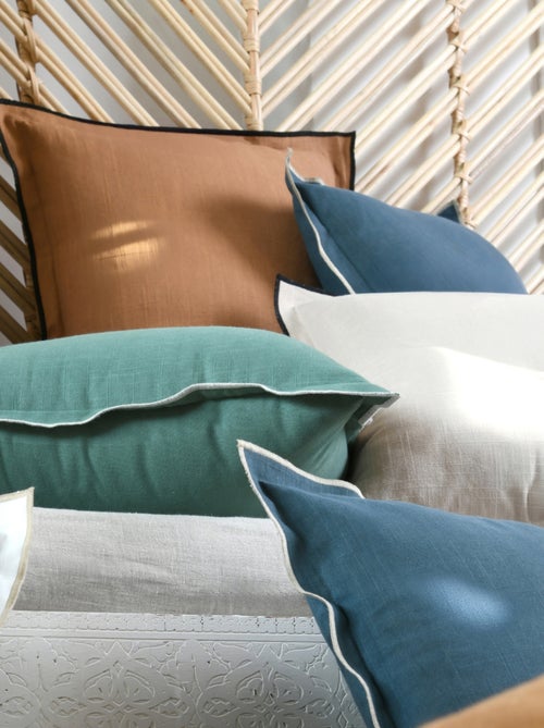 Cojín con volante plano y festón negro - Kiabi