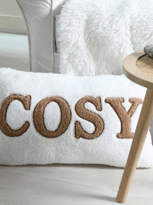Cojín de forro polar con mensaje bordado "Cosy" - Kiabi Cojín de forro polar con mensaje bordado "Cosy" - Kiabi