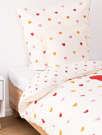 Cojín de gasa de algodón con flap y corazones bordados