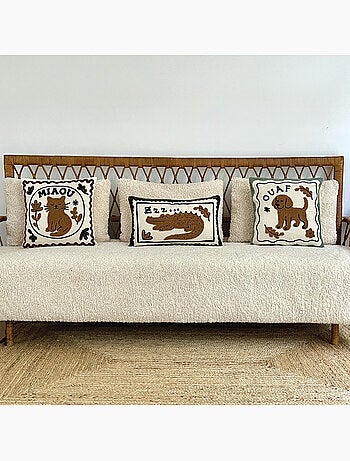 Cojín decorativo bordado con motivo de gato