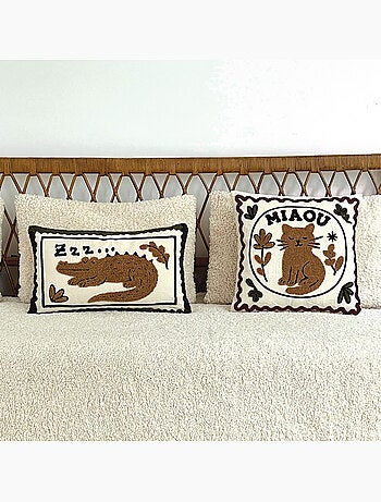 Cojín decorativo bordado con motivo de gato