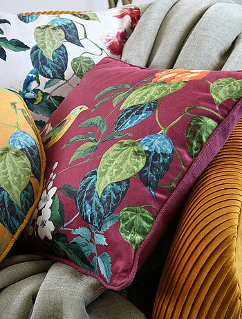 Cojín decorativo con estampado de hojas y pájaro