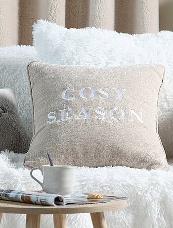 Cojín decorativo con mensaje bordado «Cosy Season»
