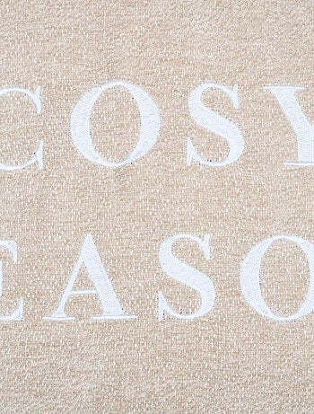 Cojín decorativo con mensaje bordado «Cosy Season»