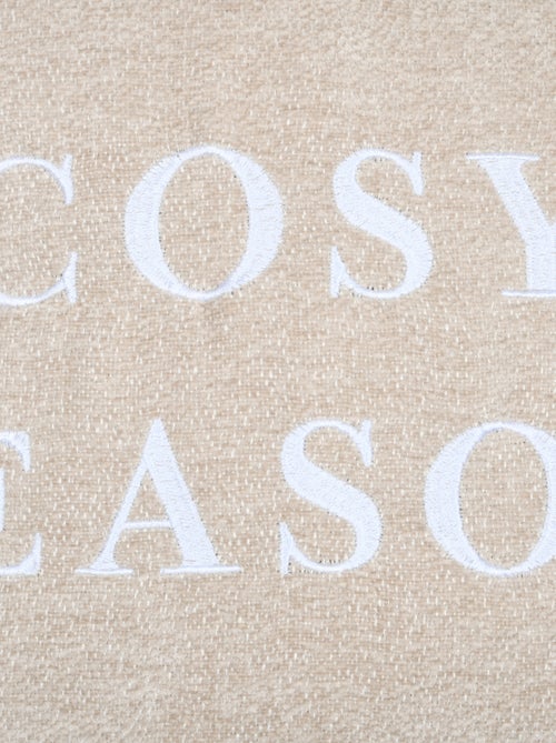 Cojín decorativo con mensaje bordado «Cosy Season» - Kiabi Cojín decorativo con mensaje bordado «Cosy Season» - Kiabi