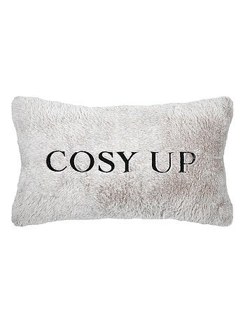 Cojín decorativo de tacto piel con mensaje bordado «Cosy up»