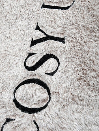 Cojín decorativo de tacto piel con mensaje bordado «Cosy up»