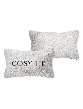 Cojín decorativo de tacto piel con mensaje bordado «Cosy up»