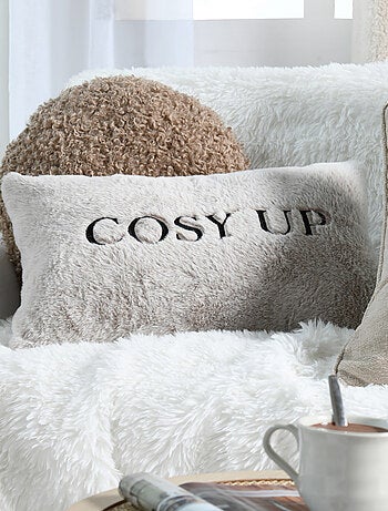 Cojín decorativo de tacto piel con mensaje bordado «Cosy up»
