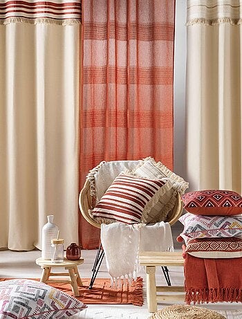 Cojín desenfundable de algodón tejido con flecos y rayas en relieve