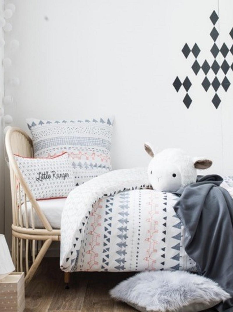 Cojín rectangular de algodón estampado Little Ranger 30 x 50 cm con ribete rojo Future Home Blanco - Kiabi