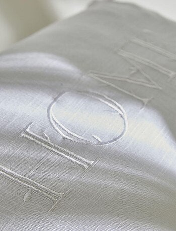 Cojín rectangular "Home" bordado