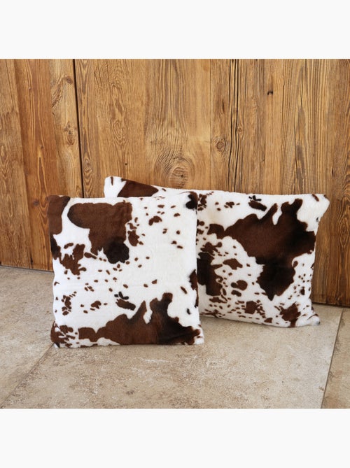 Cojín relleno con estampado de piel de vaca y parte trasera de terciopelo - Kiabi Cojín relleno con estampado de piel de vaca y parte trasera de terciopelo - Kiabi