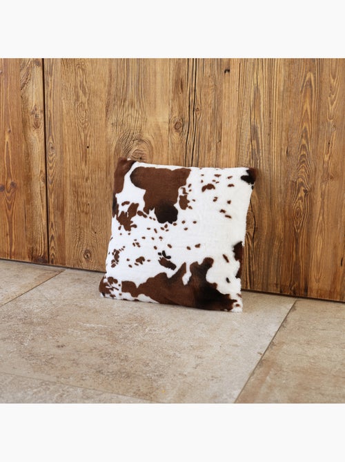 Cojín relleno con estampado de piel de vaca y parte trasera de terciopelo - Kiabi Cojín relleno con estampado de piel de vaca y parte trasera de terciopelo - Kiabi