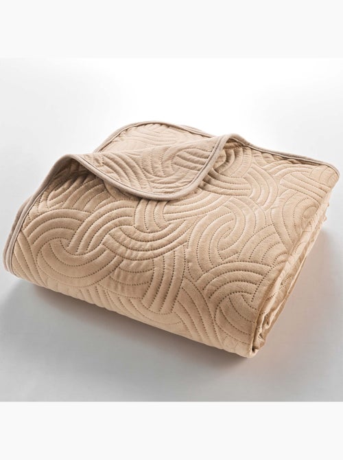 Colcha acolchada de terciopelo de 3 piezas + dos fundas de almohada - Kiabi Colcha acolchada de terciopelo de 3 piezas + dos fundas de almohada - Kiabi