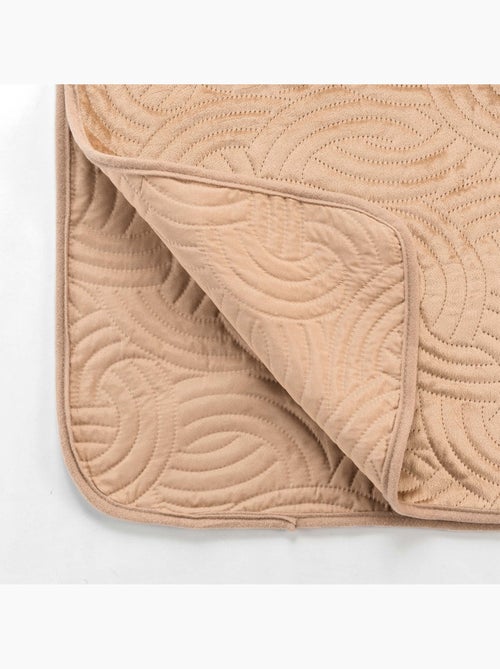 Colcha acolchada de terciopelo de 3 piezas + dos fundas de almohada - Kiabi Colcha acolchada de terciopelo de 3 piezas + dos fundas de almohada - Kiabi