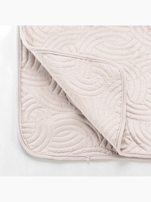 Colcha acolchada de terciopelo de 3 piezas + dos fundas de almohada - Kiabi Colcha acolchada de terciopelo de 3 piezas + dos fundas de almohada - Kiabi