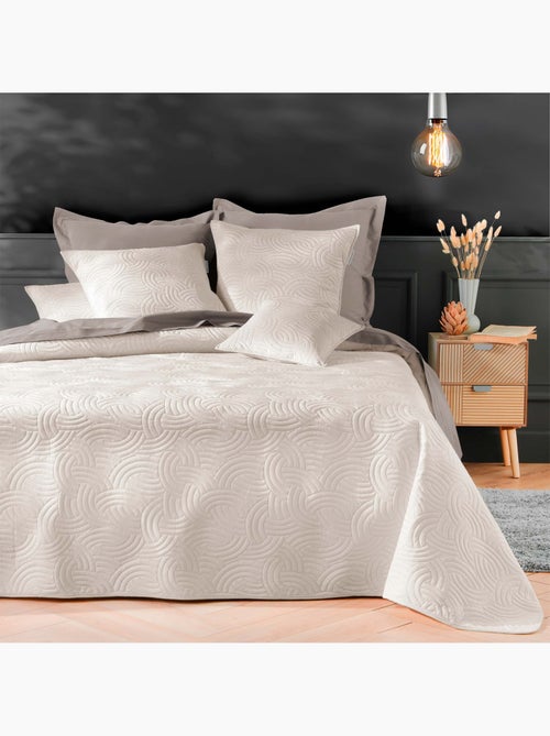 Colcha acolchada de terciopelo de 3 piezas + dos fundas de almohada - Kiabi Colcha acolchada de terciopelo de 3 piezas + dos fundas de almohada - Kiabi