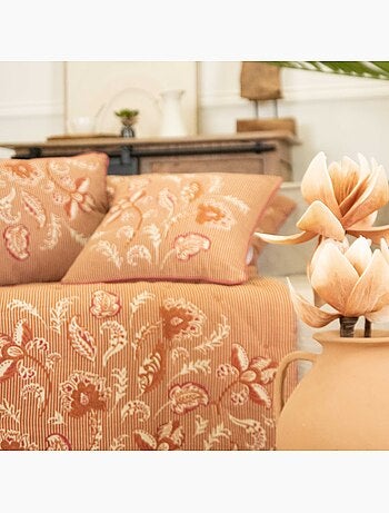 Colcha decorativa en polilínea con motivo floral