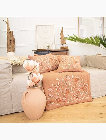 Colcha decorativa en polilínea con motivo floral