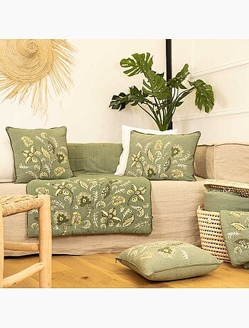 Colcha decorativa en polilínea con motivo floral