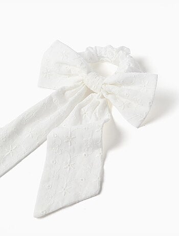 Coletero con lazo en bordado inglés