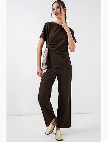 Conjunto acanalado con pantalón de pernera ancha y detalle de lazada bdart